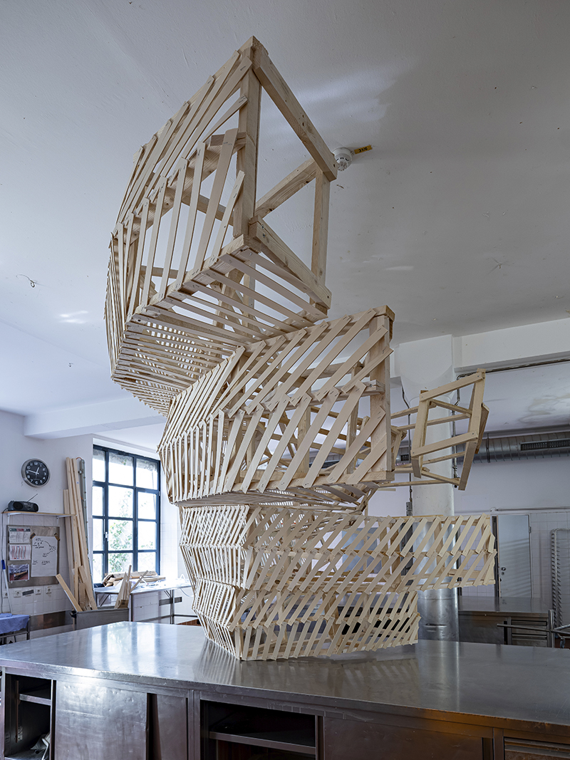 Gabi Blum, Skulptur Hand der Bavaria aus Holz in der Bäckerei Rischart
