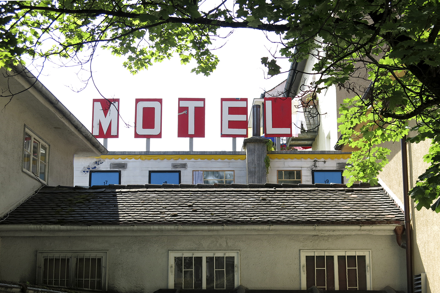 Gabi Blum, ein Motel für Pasing, Fake Motel Fassade hinter Abrissgebäude