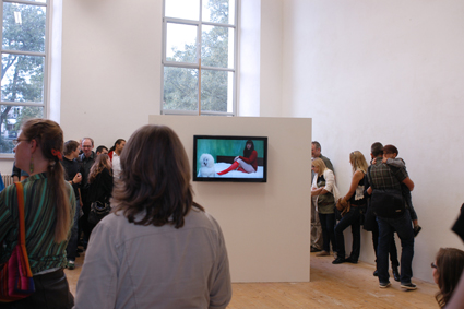 Installationsansicht Gabi Blum, Hands on Martin Eder / VIVA SOLITUDE