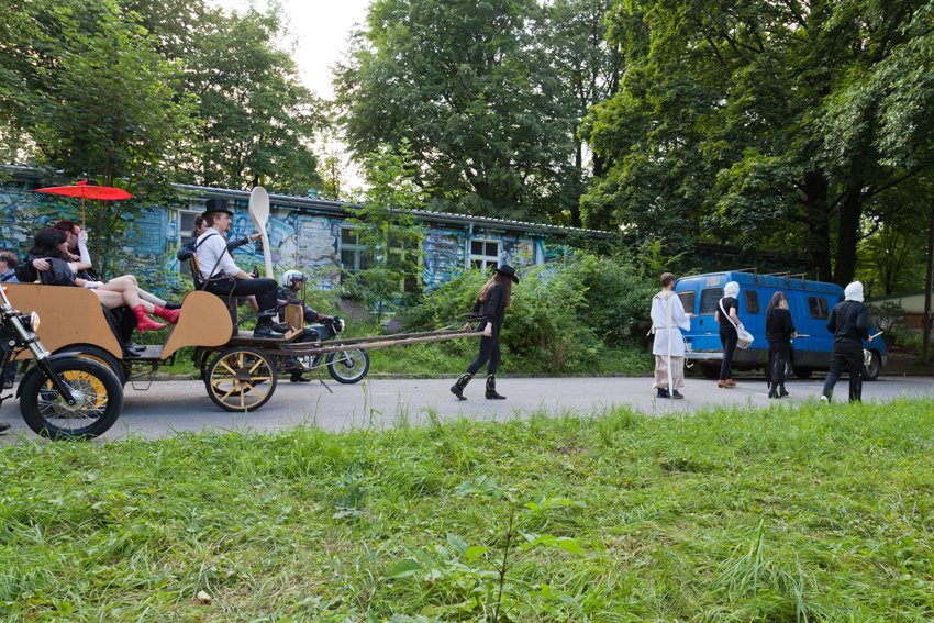 Eröffnungsprozession zu Gabi Blums Saloon No 3