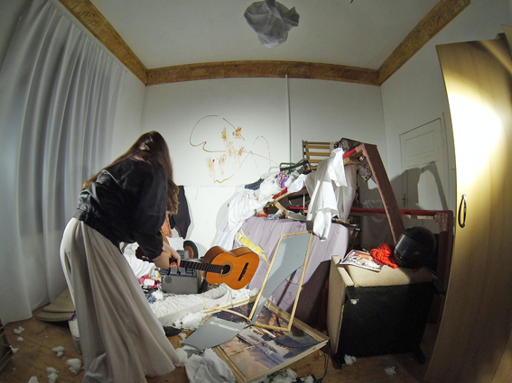 Performance Gabi Blum, Skenograhia, 2013