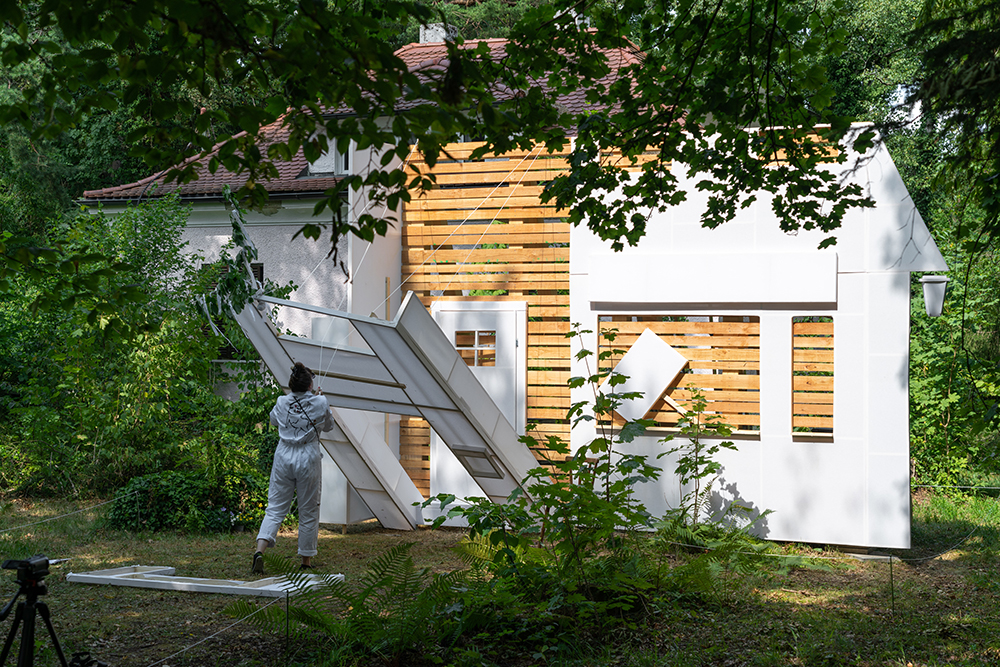 Gabi Blum zieht ein Stück der Fassade hoch, The Wolpertinger Project, 2023